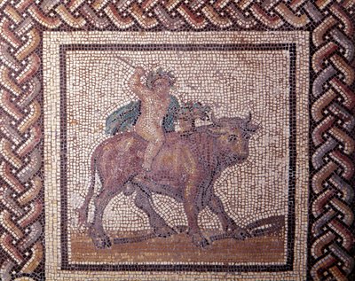 Gallo-Romeinse kunst: mozaïekbestrating die een rustieke kalender voorstelt. Allegorie van de lente rijdt op een stier. Eind 2e, begin 3e eeuw na Christus. Uit Saint-Romain-en-Gal (Rhone). Saint Germain en Laye, Nationaal Archeologisch Museum door Gallo Roman