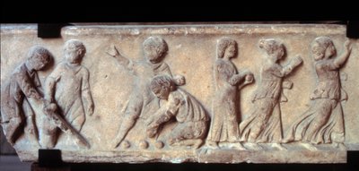 Galloromeinse kunst: marmeren fries in laag reliëf van een sarcofaag en kinderen die met een bal spelen. 2e eeuw na Christus. Parijs, Louvre Museum door Gallo Roman