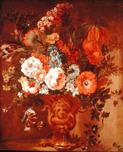 Rozen, klaprozen, kamperfoelie, stokroos en andere bloemen in een gebeeldhouwde vaas door Gaspar Peeter The Elder Verbruggen