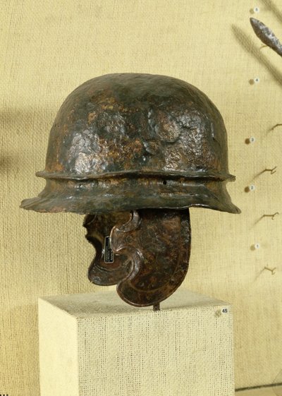 Helm met wangbeschermers, uit Alesia, Tene III door Gaulish