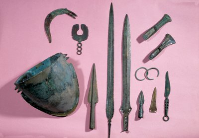 Gallische kunst: bronzen helm, bijl, sikkel, versiering, zwaard, armband, piek van Theil a Billy sur Loir. 1150 - 950 v.Chr. door Gaulish Gaulish