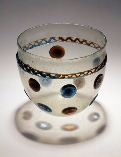 Gallische kunst: glazen beker met gekleurde tabletten door Gaulish Gaulish