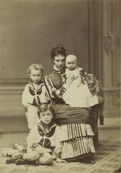 Grootvorstin Maria Fjodorovna met kinderen, Nicholas Alexandrovich, George..., c. 1875 door Georg Emil Hansen