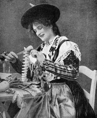 Een vrouw die creatief een aardappel schilt, 1922 door Georg Haeckel