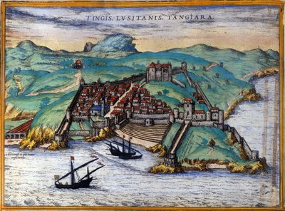 Uitzicht op de versterkte stad Tanger en de kust, Marokko. Drie schepen liggen voor anker nabij de kust. In 