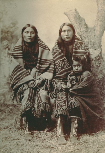 Twee Comanche vrouwen en een klein kind door George A. Addison