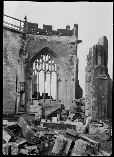 Bombeschade aan de Manchester Kathedraal, Greater Manchester, c1940s door George Bernard Mason