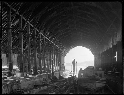 Devonport Werf, Zuidwerf, Overdekte Hellingsbaan Nr. 1, Devonport, Plymouth, 1942 door George Bernard Mason