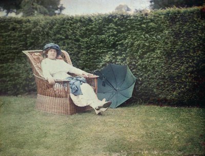 Vrouw zittend in een tuinstoel door George Bernard Shaw