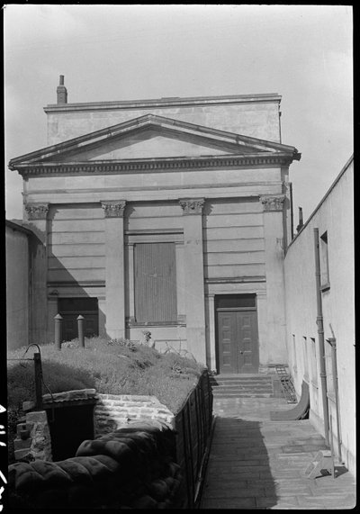 Kapel bij Hull Trinity House en standbeeld buiten de oostelijke gevel, Kingston upon Hull door George Bernard Wood