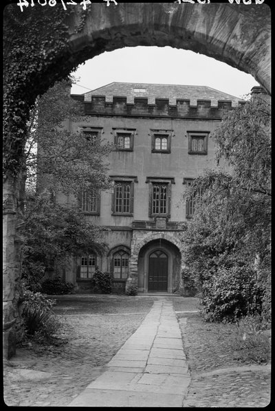 Muur met boog voor nr. 9, The College, County Durham, 1942 door George Bernard Wood