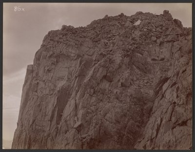 [Bergtop met bergschuur] door George Davidson
