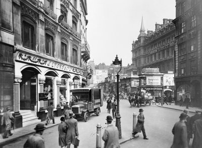 Cannon Street met Lyons winkel, hotel en station, Londen, ca. 1920-1930 door George Davison Reid