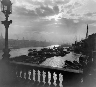 Stroomafwaarts van de London Bridge door George Davison Reid