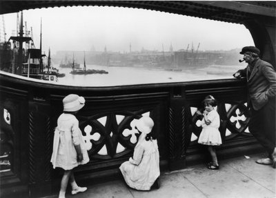 Mensen kijken naar de Theems vanaf Tower Bridge, City of London door George Davison Reid