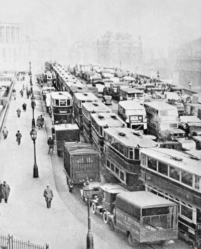 Verkeersopstopping op Blackfriars Bridge, Londen, ca. 1935 door George Davison Reid