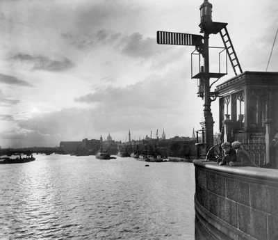 Uitzicht stroomopwaarts vanaf Tower Bridge, Stepney, Tower Hamlets, Londen door George Davison Reid