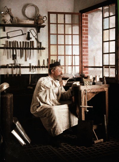 Edelsmid in zijn atelier, autochroom door Georges Henry, v. 1910 door George F. Henry