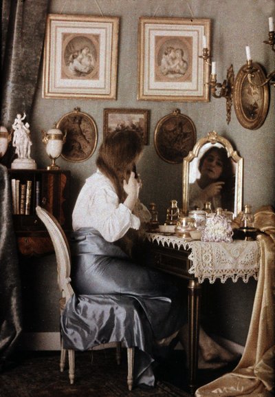 Vrouw met haar toilet - autochroom door G. Henry, ca. 1910 door George F. Henry