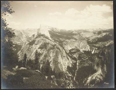 Achterkant van Half Dome - Vernal en Nevada watervallen vanaf Glacier Point - Yosemite door George Fiske