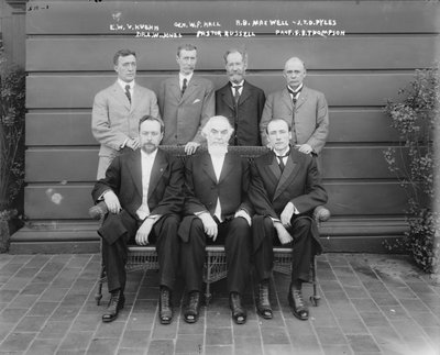 Charles Taze Russell (midden) met Ernest Wilson V. Kuehn, Generaal William P. Hall, Robert B. Maxwell, J.T.D. Pyles, Dr. Leslie W. Jones, Professor F.B. Thompson, 1911 door George Grantham Bain