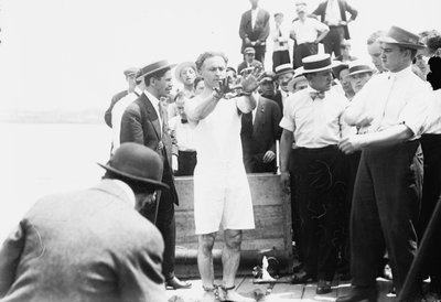 Harry Houdini wordt geboeid voordat hij in een kist wordt genageld en in de baai van New York wordt neergelaten, 1912 door George Grantham Bain