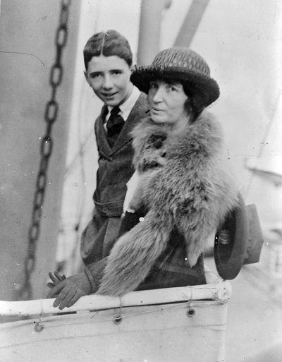 Margaret Sanger en haar oudere zoon Stuart in Japan door George Grantham Bain