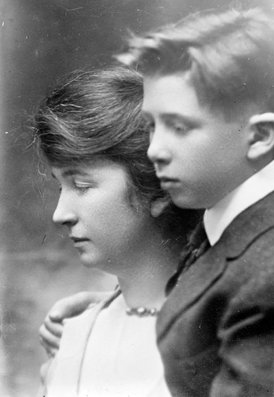 Margaret en haar zoon Stuart, ca. 1919 door George Grantham Bain