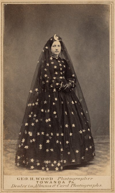 Vrouw in kostuum van koningin van de nacht,ca. 1860 (foto) door George H. Wood