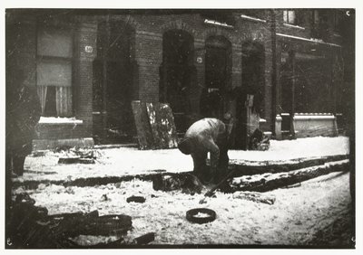 Bouwvakker aan het werk in de sneeuw in Amsterdam door George Hendrik Breitner