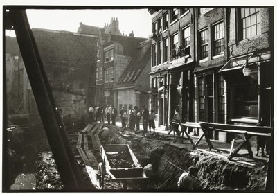 Bouwvakkers in en op een bouwput aan de Nieuwendijk in Amsterdam door George Hendrik Breitner