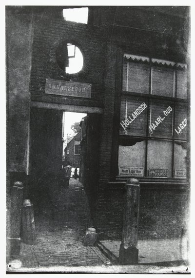 Doorkijk door de Omvalspoort in Haarlem door George Hendrik Breitner