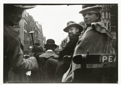 George Breitner en Marius Bauer in een rijtuig in Londen door George Hendrik Breitner