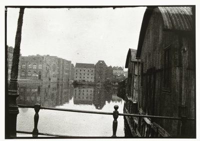 Gezicht vanaf de brug naar het Prinseneiland in Amsterdam door George Hendrik Breitner