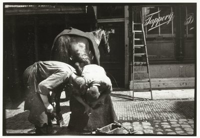 Hoefsmid aan het werk met een paard door George Hendrik Breitner