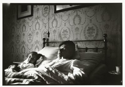 Marie Breitner en een meisje bij het ontwaken in bed door George Hendrik Breitner
