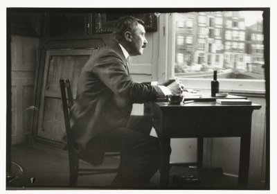 Portret van Willem Witsen voor het raam van zijn boot door George Hendrik Breitner