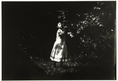 Portret van een meisje in een tuin door George Hendrik Breitner