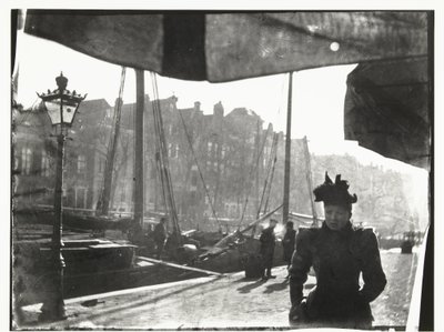 Portret van een vrouw wandelend over de Prinsengracht in Amsterdam door George Hendrik Breitner