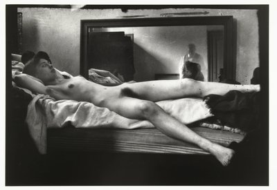 Portret van een vrouwelijk naakt met in de spiegel de fotograferende Breitner door George Hendrik Breitner