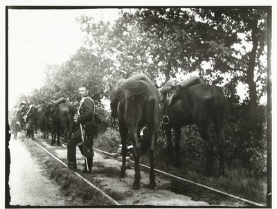 Rustende cavalerie langs een spoorbaan door George Hendrik Breitner