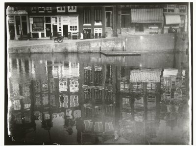 Spiegeling van grachtenhuizen in het water op het Singel 377 tot en met 385 te Amsterdam door George Hendrik Breitner