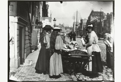 Straatverkoop vanuit een handkar op het Rokin in Amsterdam door George Hendrik Breitner