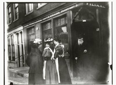 Vier jonge vrouwen op straat voor proeflokaal Koggink in de Runstraat in Amsterdam door George Hendrik Breitner