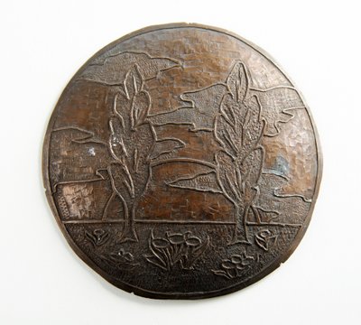 Convexe plaquette met bomen, wolken en bloemen door George James Frampton