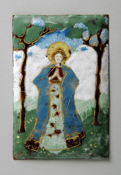 Emaille plaquette van staande dame die bidt door George James Frampton