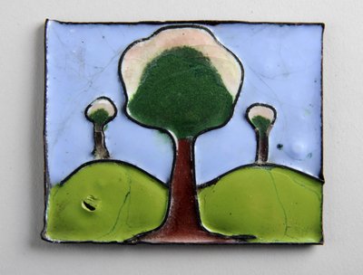 Emaille plaquette met drie bomen door George James Frampton