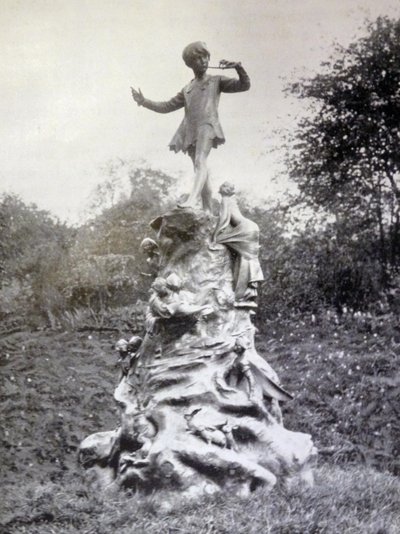 Fotografische afdruk van het Peter Pan standbeeld in Kensington Gardens door George James Frampton