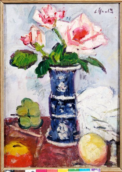 Roze rozen in een Chinese blauw-witte vaas door George Leslie Hunter