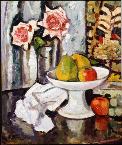 Stilleven met schaal fruit en een vaas met roze rozen door George Leslie Hunter
